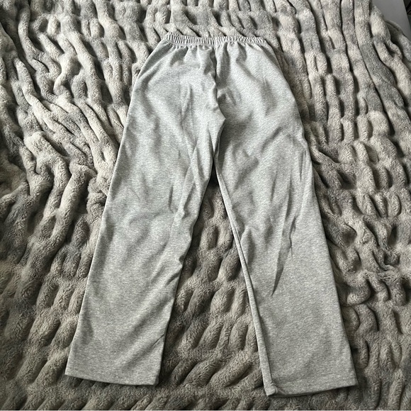 Alo Yoga Grey Sweatpants – Size Small 🤍 - Picture 4 of 4